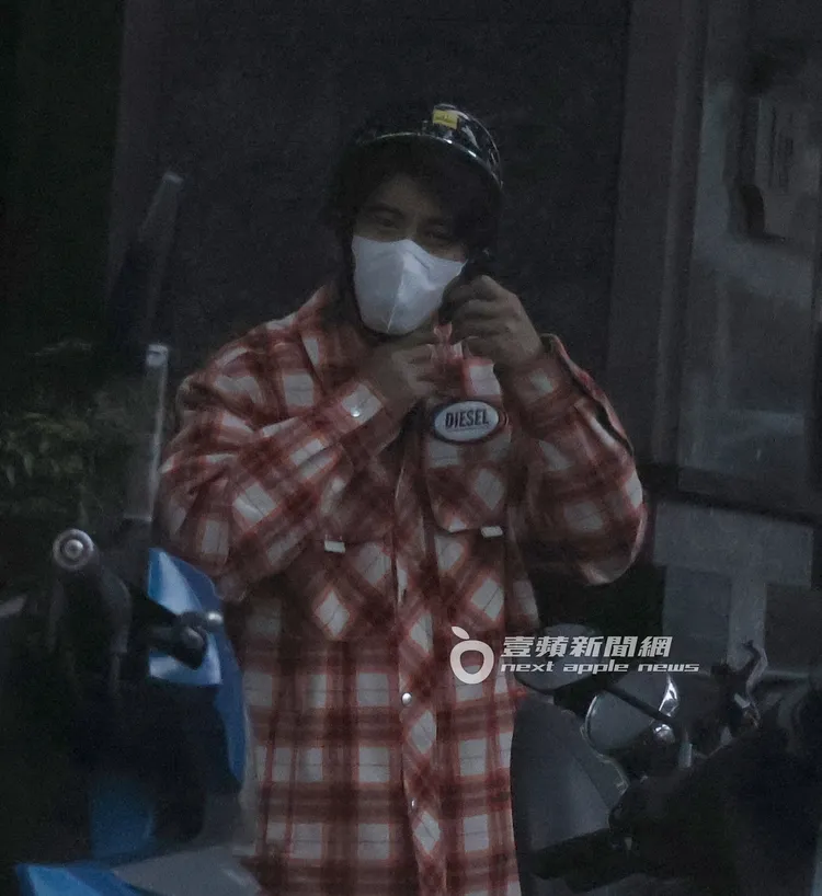 修杰楷出門戴上安全帽。特勤中心攝
