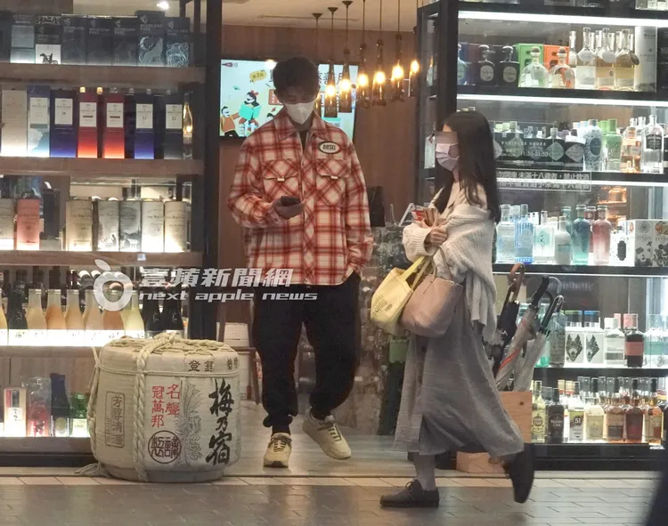 修杰楷似乎都在等人，把握時間走進酒行看酒。特勤中心攝