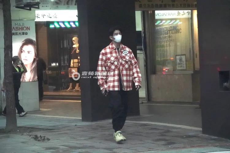 停妥GOGORO後，修杰楷往附近店家走去。特勤中心攝