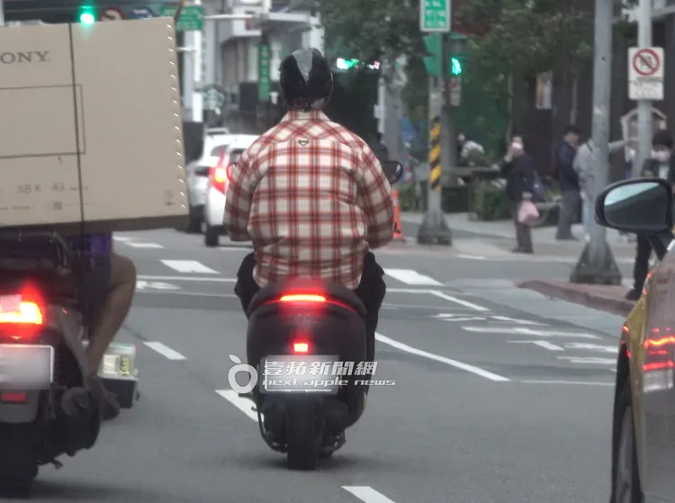 隨後修杰楷騎著Gogoro出門。特勤中心攝