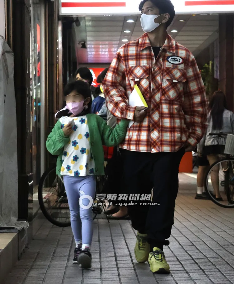 Bo妞（左）看完牙醫後，修杰楷牽著手去取車。特勤中心攝