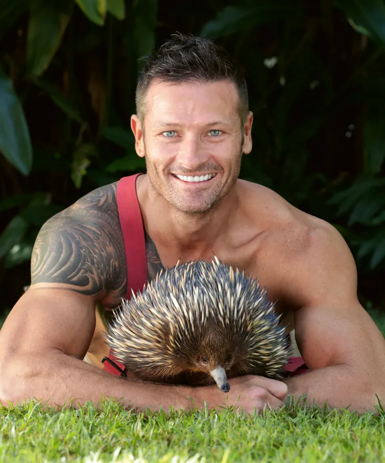 針鼴與消防員合照。AustralianFirefightersCalendar提供