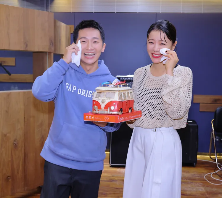 蔡昌憲（左）加入《搭錯車》彩排，丁噹到場探班。相信音樂提供