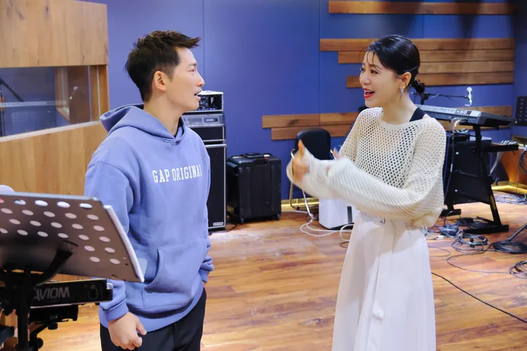 蔡昌憲（左）加入《搭錯車》彩排，丁噹到場探班。相信音樂提供