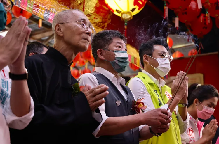 陳時中今天到台灣省城隍廟參香。林林攝