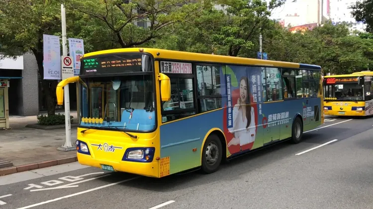  預祝李婉鈺再戰議員成功的廣告公車上路了。陳德興攝