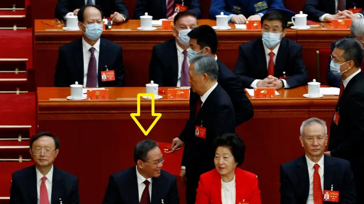 中共前總書記胡錦濤被「身體不適」帶出會場時，李強仍談笑自若（黃箭頭）。