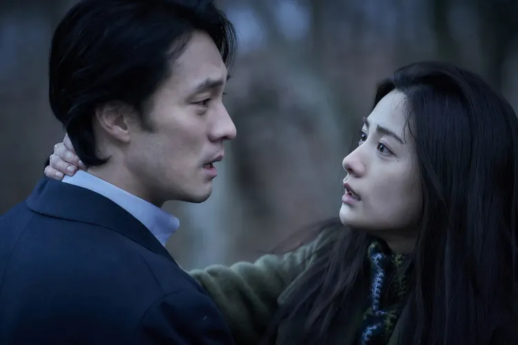 蘇志燮（左）片中外遇林珍娜。車庫娛樂提供