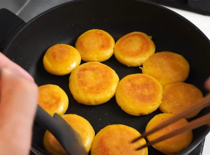 南瓜糯米餅煎成美麗的金黃色。