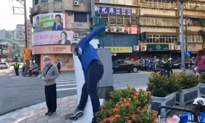 楊植斗沒站好，從演講台上摔下。翻攝自羅智強臉書