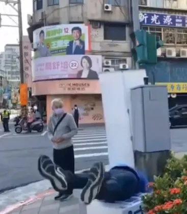 楊植斗摔倒。翻攝自羅智強臉書