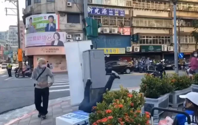 楊植斗四腳朝天摔倒,頭部著地。翻攝自羅智強臉書
