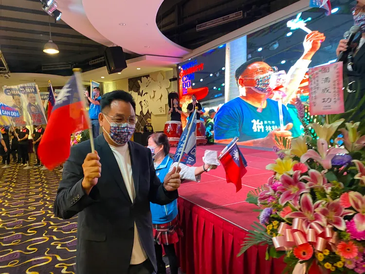 林耕仁舉國旗成立香山區黨部後援會。林耕仁競辦提供