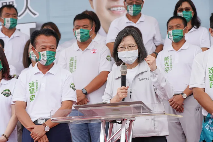 總統蔡英文到場力挺（前中）力挺民進黨籍嘉義縣長翁章梁爭取連任。翻攝翁章梁臉書。翻攝翁章梁臉書