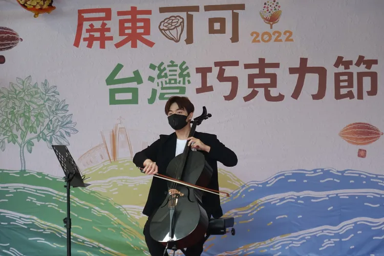 台灣巧克力節有音樂晚會表演。羅琦文攝