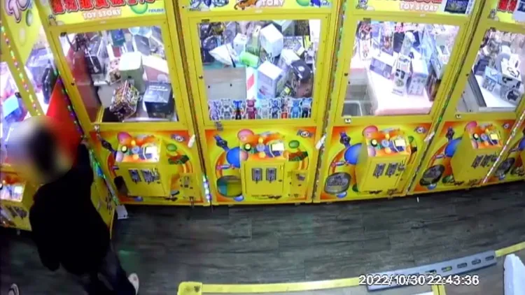 許男將毒品塞進娃娃機台夾縫中。新北市保大提供