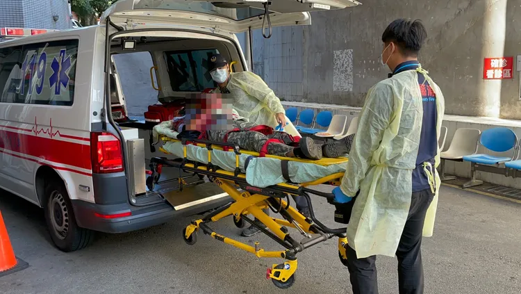 湛姓男子被離職員工偷襲，西瓜狂砍他背部和雙手，全身浴血送醫。民眾提供