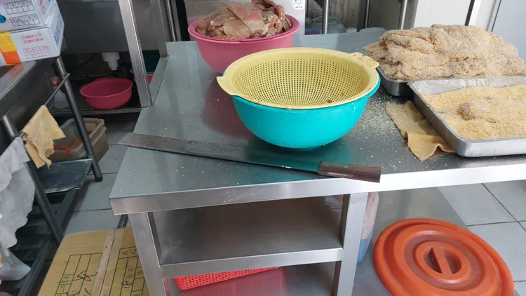 湛姓被害人肯對後門壓制肉片，張姓離職員工自背後持西瓜刀偷襲狂砍。楊永盛攝