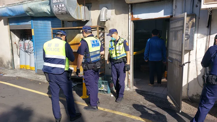 便當店砍人案發生後，警方迅速抵達現場逮捕嫌犯。楊永盛攝