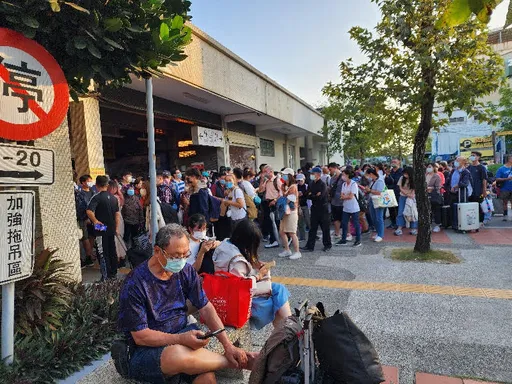 台鐵事故延誤2萬人！乘客親曝被迫下車「像螞蟻亂竄」　怒轟連基本應變都沒