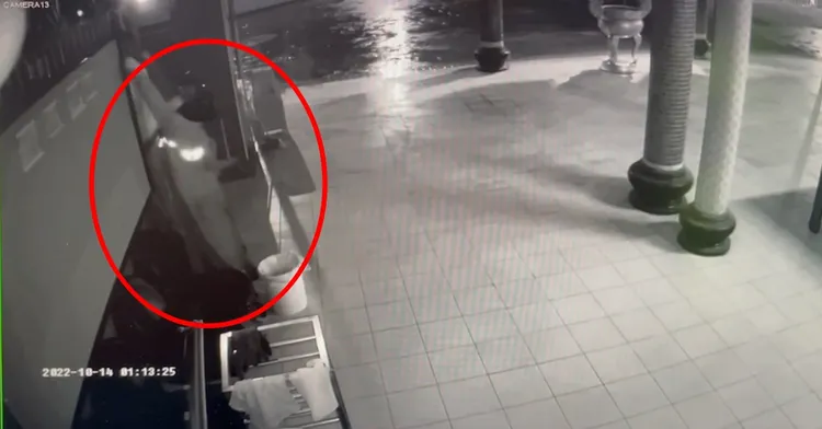 陳男潛入汐止宮廟內行竊香油錢。翻攝畫面