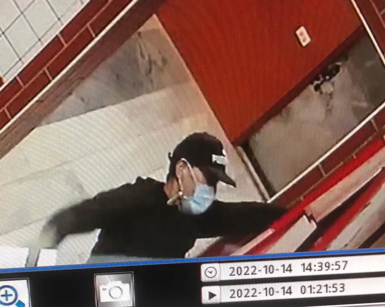 陳男破壞窗戶後，潛入宮廟行竊。翻攝畫面