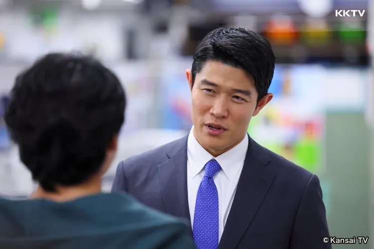 鈴木亮平在《ELPIS-是希望還是災禍》飾演菁英記者。KKTV提供