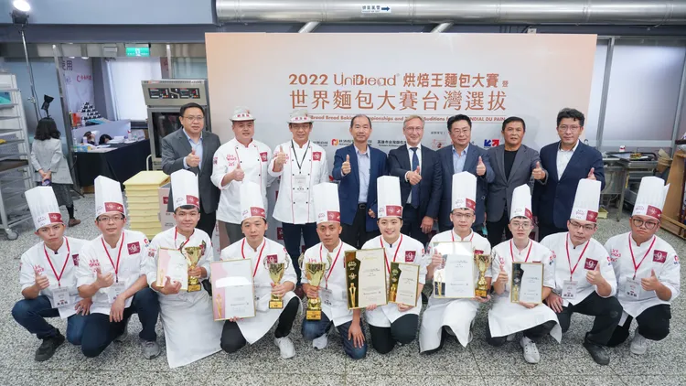 2022 UniBread烘焙王麵包大賽暨世界麵包大賽台灣選拔所有選手，與貴賓合影。業者提供