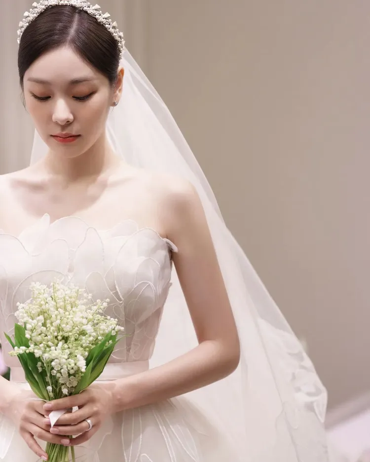 金妍兒在婚禮當天披上Elie Saab婚紗，相當唯美動人。翻攝yunakim IG