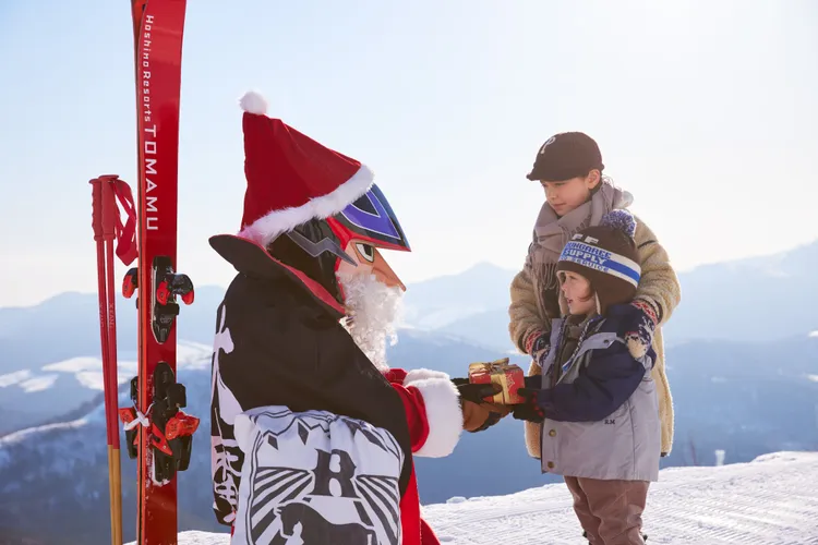 即將於12月登場的「霧冰聖誕節」等，旅客可與妝扮成聖誕老人模樣的飯店吉祥物在雪場裡滑行。星野集團提供