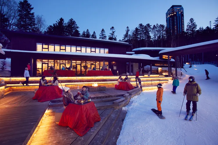 能直接滑雪進入的日式暖桌區。星野集團提供