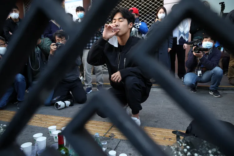 哀悼者以酒致意。路透社