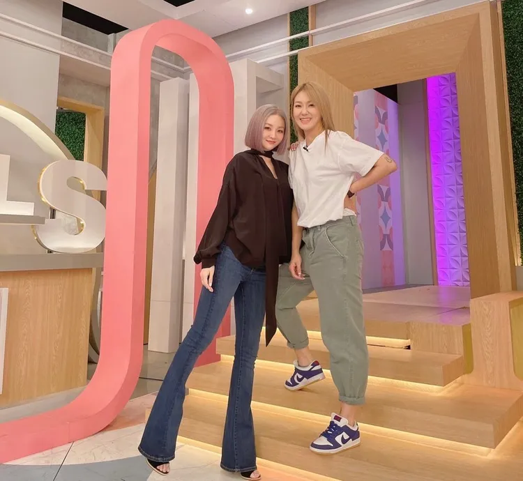 花花（左）與劉雨柔是好友卻差點翻臉。翻攝花花臉書