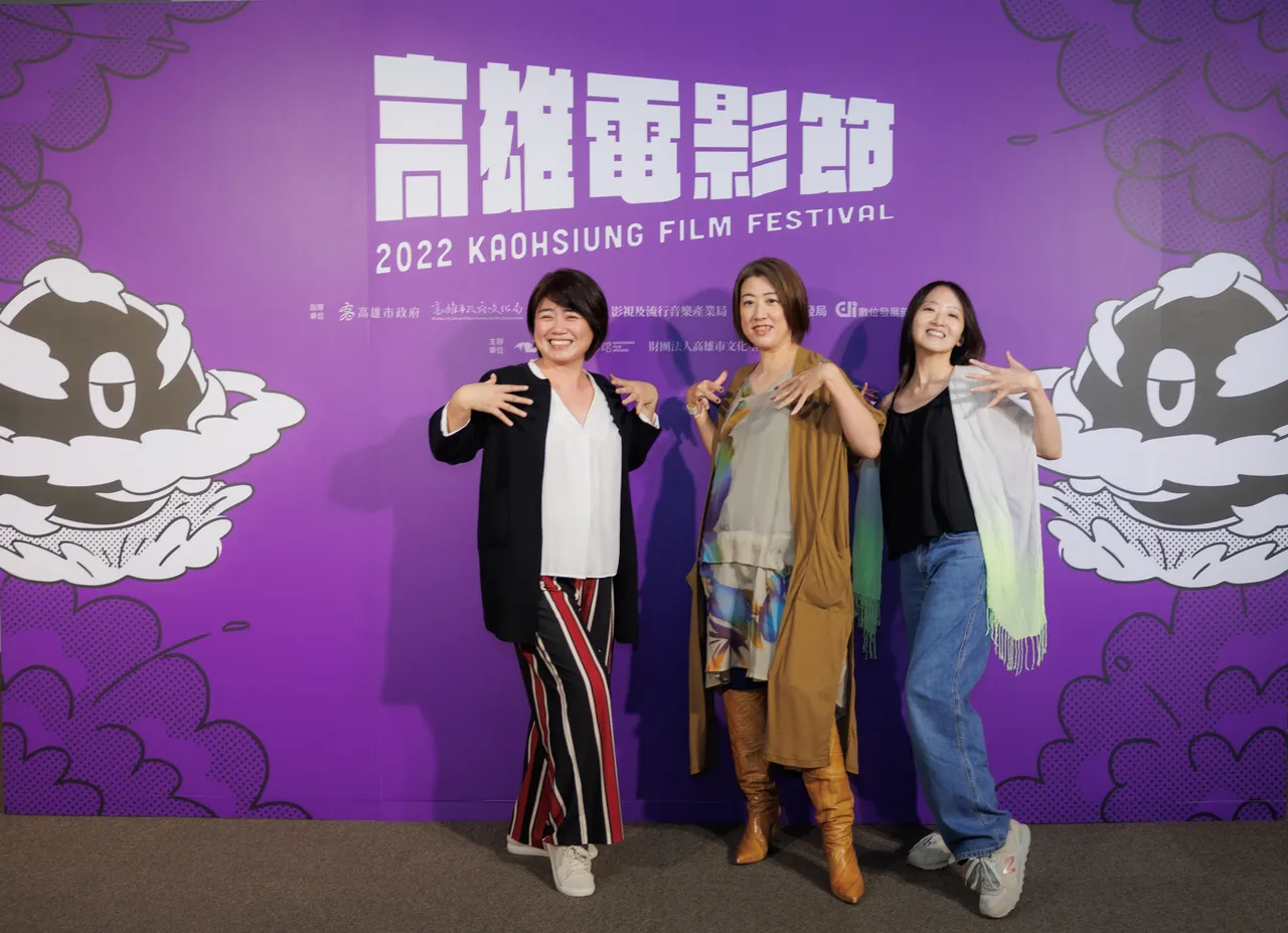 野木亞紀子(中)與《俗女養成記》編劇嚴藝文(左)、黃馨萱(右)對談交流。高雄電影節提供