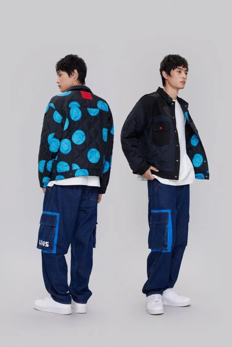 Levi’s X 樂高聯名系列玩撞色設計，也展現雙面穿著的翻玩搭配，丹寧夾克外套5490元。品牌提供