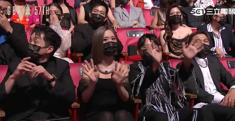 LuLu（左）、黃子佼（中）都搖手表示沒時間。翻攝三立新聞YouTube