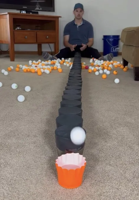 魔性的彈跳聲有網友認為「像超級瑪利歐的水管」。