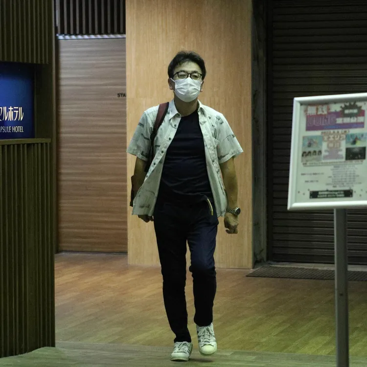 阿部涉被拍到走出飯店。翻攝《週刊文春》