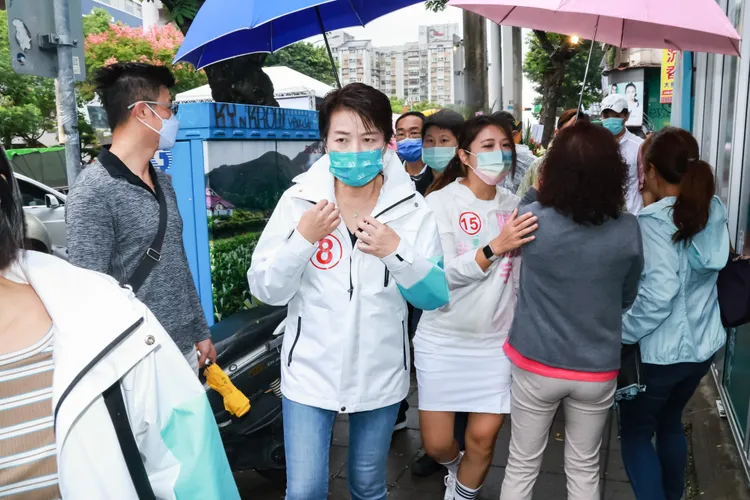 黃珊珊(左)出席陳思宇競總成立大會。趙世平攝