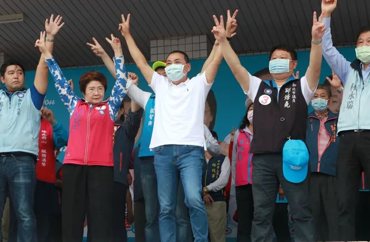 侯友宜高舉2號勝利手勢，預計投票前2周請假，全心投入選舉。競辦提供