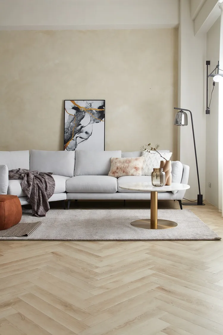 斯黛兒簡約現代中高背右L轉角貓抓布沙發白灰色，原價6萬8800元，特價4萬8888元。業者提供