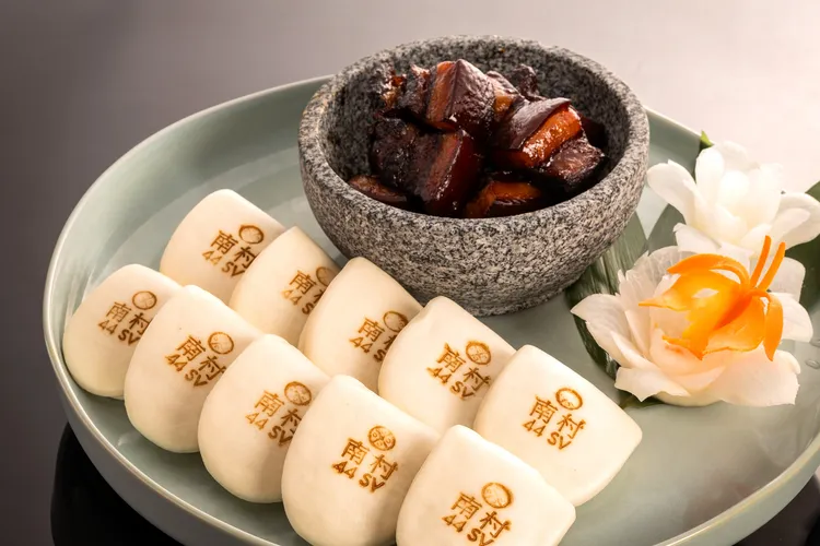 紅燒肉刈包使用深坑阿生豬肉，厚達一公分的豬皮吃起來就像麻糬一樣Q彈，搭配老麵製作的刈包。業者提供