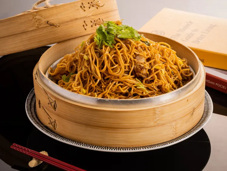 此次中西合璧眷村宴也吃得到台灣僅南村私廚才吃得到的河南蒸麵，滋味香濃乾爽。業者提供