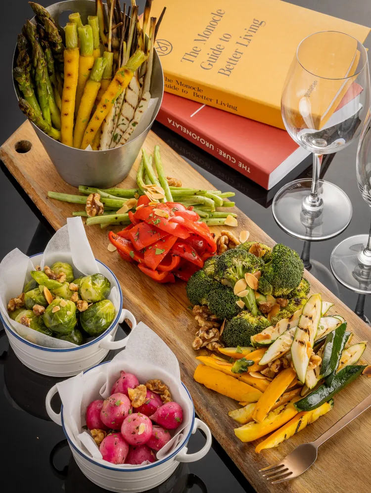 大直英迪格端出碳烤溫莎拉佐培根油醋，以蘆筍、青花菜、白花菜、櫻桃蘿蔔等多種蔬菜組合。業者提供