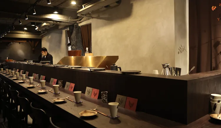 主打無菜單制燒鳥板前料理的鳥翔燒鳥專門店，座位席約22個。翁玉信攝