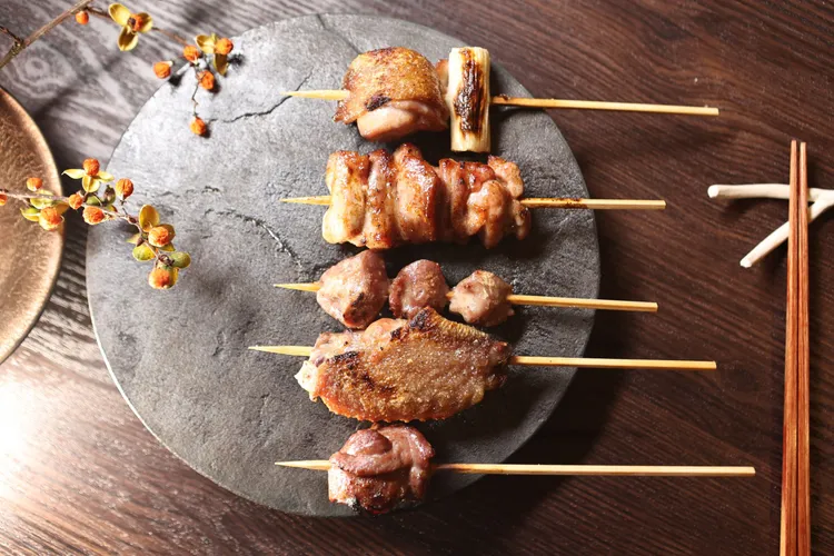 上至下分別為雞生蠔、雞腿正肉、雞胗、雞翅與雞菲力，嘗得出火候拿捏得宜所帶來的美味。翁玉信攝