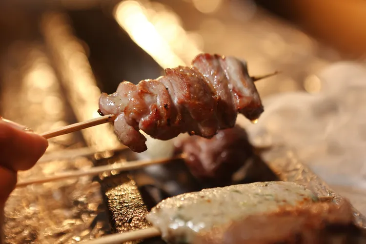 每串各部位的雞肉皆須靠師傅細心照料，以直火碳烤與細膩的日式料理手法，才能成就風味。翁玉信攝