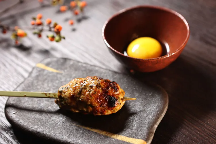 雞肉丸除了絞肉、三角軟骨，裡頭還特別拌入紫蘇葉，且烤好後加馬告油調味，更芬芳宜人。翁玉信攝