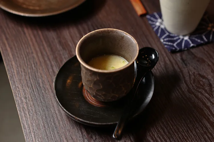 甲魚茶碗蒸主要是要取甲魚的膠質，加昆布、清酒燉煮後萃取澄清湯再加入土雞蛋液製作，以檸檬皮提香襯出純粹的幽香。翁玉信攝