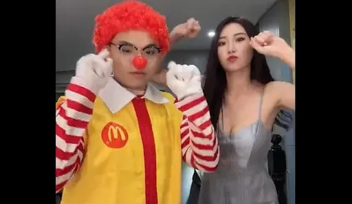 和這個叔叔尬舞　孫生女友跳得好忙！網友喊「超好笑」